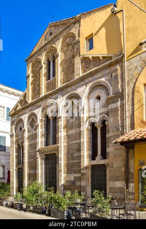 Pisa, Italien - 24. November 2023: Kirche San Pietro in Vinculis, eine romanische Kirche aus dem frühen 12. Jahrhundert, an der Via Camillo Benso Cavour Stockfoto