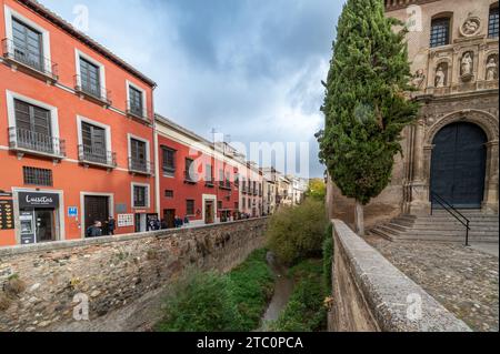 Granada, Spanien; 4. November 2023: Weitwinkelblick auf den Fluss Darro, der durch den touristischen Paseo de los Tristes im Albaicin von Granada führt Stockfoto