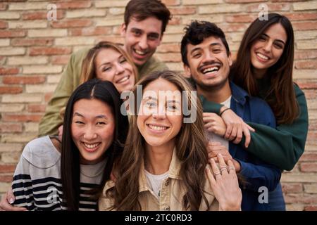 Multirassische Gruppe von Freunden im Freien, die lächeln und Spaß haben. Internationale Studenten glücklich zusammen Stockfoto