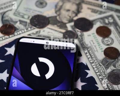Deutschland. Dezember 2023. In dieser Fotoabbildung wird ein AppDynamics-Teil des Cisco-Logos auf einem Smartphone mit US-Dollar-Banknoten und -Münzen im Hintergrund angezeigt. (Credit Image: © Igor Golovniov/SOPA images via ZUMA Press Wire) NUR REDAKTIONELLE VERWENDUNG! Nicht für kommerzielle ZWECKE! Stockfoto