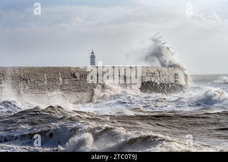 Stürmisches Wetter in Newhaven, East Sussex, England im Herbst. Blick auf den Bootssteg und den Leuchtturm. Stockfoto