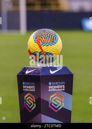 Manchester, Großbritannien. Dezember 2023. Manchester, England, 9. Dezember 2023: Match Ball während des Spiels der Barclays FA Womens Super League zwischen Manchester City und Aston Villa im Joie Stadium in Manchester, England (Natalie Mincher/SPP) Credit: SPP Sport Press Photo. /Alamy Live News Stockfoto