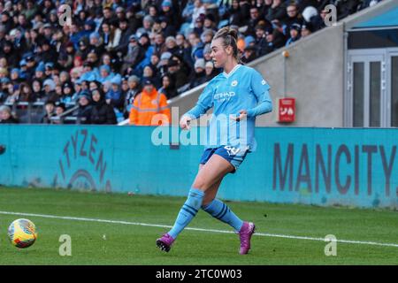 Manchester, Großbritannien. Dezember 2023. Manchester, England, 9. Dezember 2023: Jill Roord (20 Manchester City) gibt den Ball während des Spiels der Barclays FA Womens Super League zwischen Manchester City und Aston Villa im Joie Stadium in Manchester, England (Natalie Mincher/SPP) Credit: SPP Sport Press Photo. /Alamy Live News Stockfoto