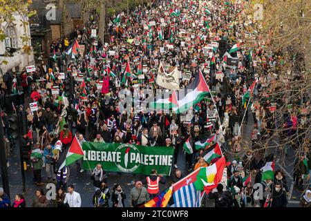 Central London, 9. Dezember, Großbritannien, 2023 - viele Tausende von Menschen marschierten heute durch das Zentrum Londons, um einen dauerhaften Waffenstillstand in Gaza zu fordern, um der durch den anhaltenden Krieg verwüsteten Zivilbevölkerung kritische Hilfe zu gewähren. Quelle: Natasha Quarmby/Alamy Live News Stockfoto