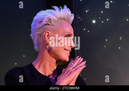 München, Deutschland. Dezember 2023. Schauspielerin Brigitte Nielsen steht auf dem roten Teppich vor dem Hotel „The Charles“ bei der Verleihung des 100. Preises des Filmemachers Azzato. Quelle: Felix Hörhager/dpa/Alamy Live News Stockfoto