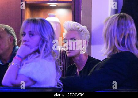 München, Deutschland. Dezember 2023. Schauspielerin Brigitte Nielsen (M) sieht aus dem VIP-Bereich bei der Veranstaltung für den 100. Preis des Filmemachers Azzato im Hotel „The Charles“ zu. Quelle: Felix Hörhager/dpa/Alamy Live News Stockfoto