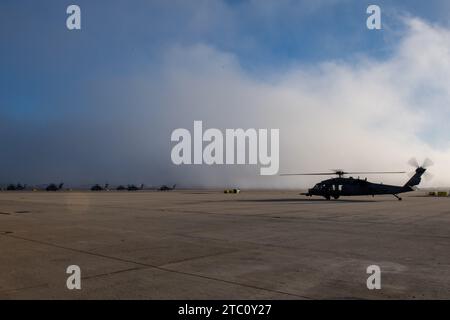 Flieger des 920. Rettungsflügels bereiten sich auf den Start in einem HH-60G Pave Hawk-Hubschrauber während des Distant Fury Stallion 23 auf der Naval Air Station North Island, Kalifornien, am 6. Dezember 2023 vor. Diese gemeinsame Übung in Verbindung mit Übung Steel Knight 23.2 bot eine einzigartige Gelegenheit, unter abgelegenen, strengen Bedingungen die Interoperabilität des Flügels innerhalb des gemeinsamen Teams zu validieren und gleichzeitig die tödliche, präzise und in künftigen Betriebsumgebungen wie der indopazifischen Region zu kämpfen und zu gewinnen. (Foto der U.S. Air Force von Senior Airman Nicole Koreen) Stockfoto