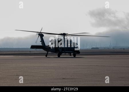 Flieger, die dem 920. Rettungsflügel und Brig zugeordnet sind. General Regina A. Sabric, 10th Air Force Commander, Taxi in einem 943d Rescue Group HH-60G Pave Hawk Helikopter während des Distant Fury Hengst 23 auf der Naval Air Station North Island, Kalifornien, 6. Dezember 2023. Diese gemeinsame Übung in Verbindung mit Übung Steel Knight 23.2 bot eine einzigartige Gelegenheit, unter abgelegenen, strengen Bedingungen die Interoperabilität des Flügels innerhalb des gemeinsamen Teams zu validieren und gleichzeitig die tödliche, präzise und in künftigen Betriebsumgebungen wie der indopazifischen Region zu kämpfen und zu gewinnen. (USA Stockfoto