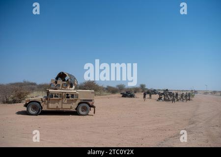 Ersthelfer der US Air Force der 724th Expeditionary Air Base Squadron und der 409th Expeditionary Security Forces Squadron verarbeiten eine simulierte Szene von Massenunfällen während einer Übung auf der Air Base 201, Niger, 28. November 2023. Bei der Übung wurde die Reaktion der Basis auf einen simulierten Basisangriff in einer bereitgestellten Umgebung bewertet. (Foto der U.S. Air Force von Tech. Sgt. Rose Gudex) Stockfoto