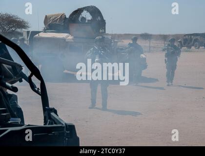 Mitglieder der 409th Expeditionary Security Forces Squadron reagieren auf einen simulierten Angriff während einer Trainingsübung auf der Air Base 201, Niger, 28. November 2023. Die Übung umfasste das 409. ESFS, das 724. Sprengstoffwaffenteam der Expeditionstruppe, die 724. EABS-Feuerwehr und das Bodenchirurgieteam. (Foto der U.S. Air Force von Tech. Sgt. Rose Gudex) Stockfoto