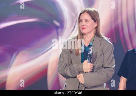 Berlin, Deutschland. Dezember 2023. Justine Triet, Regisseurin, erhält den Preis für den besten europäischen Film bei den European Film Awards in der Arena Berlin. Der Filmpreis wird seit 1988 von der Europäischen Filmakademie (EFA) vergeben. Annette Riedl/dpa/Alamy Live News Stockfoto