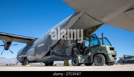 Flieger, die dem 920th Rescue Wing zugewiesen wurden, entladen Fracht von einem 920th RQW HC-130J Combat King II Flugzeug auf der Davis-Monthan Air Force Base, Arizona, während Übung Distant Fury Hallion 23 am 8. Dezember 2023. Diese gemeinsame Übung in Verbindung mit Übung Steel Knight 23.2 bot eine einzigartige Gelegenheit, unter abgelegenen, strengen Bedingungen die Interoperabilität des Flügels innerhalb des gemeinsamen Teams zu validieren und gleichzeitig die tödliche, präzise und in künftigen Betriebsumgebungen wie der indopazifischen Region zu kämpfen und zu gewinnen. (Foto der U.S. Air Force von Master Sgt. Luke Johnson) Stockfoto