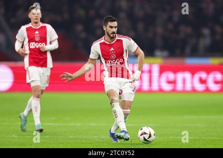 Amsterdam, Niederlande. Dezember 2023. Josip Sutalo von Ajax gibt den Ball während des niederländischen Eredivisie-Spiels zwischen Ajax und Sparta am 9. Dezember 2023 in Amsterdam, Niederlande Credit: dpa/Alamy Live News Stockfoto