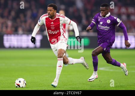 Amsterdam, Niederlande. Dezember 2023. Chuba Akpom von Ajax kämpft um den Ball mit Metinho von Sparta Rotterdam während des niederländischen Eredivisie-Spiels zwischen Ajax und Sparta am 9. Dezember 2023 in Amsterdam Credit: dpa/Alamy Live News Stockfoto