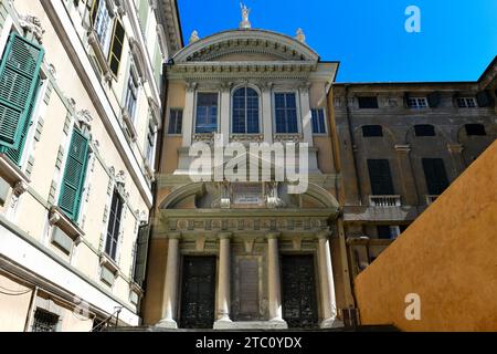 Die ehemalige Kirche der Heiligen Gerolamo und Francesco Saverio im historischen Zentrum von Genua, die einst für religiöse Zwecke genutzt wurde Stockfoto