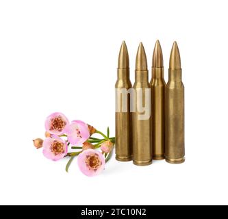 Metallkugeln und schöne Blumen isoliert auf weiß Stockfoto
