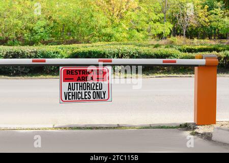 Schild mit dem Text „Restricted Area Authorized Vehicles Only on Auslegerbarriere Outdoor“ Stockfoto