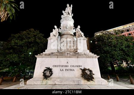 Christoph Kolumbus-Denkmal bei Nacht in Genua, Italien. Stockfoto