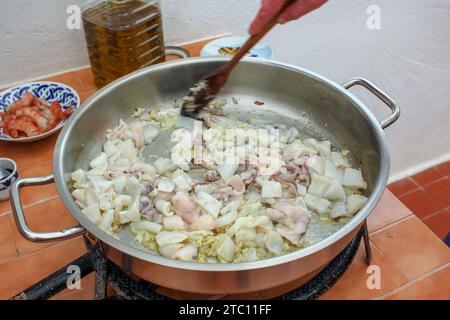 Gourmet-Genuss: Handgefertigte Tintenfisch-Tinte Paella in der Herstellung Stockfoto