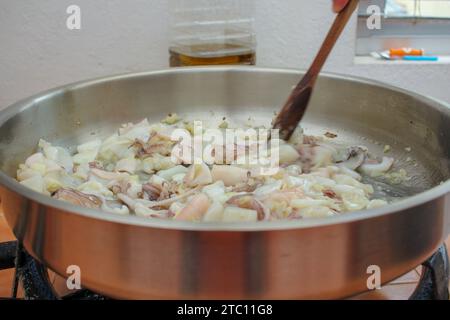 Gourmet-Genuss: Handgefertigte Tintenfisch-Tinte Paella in der Herstellung Stockfoto