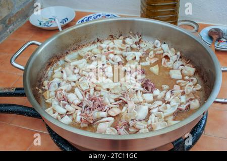 Gourmet-Genuss: Handgefertigte Tintenfisch-Tinte Paella in der Herstellung Stockfoto