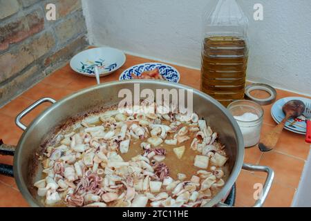 Gourmet-Genuss: Handgefertigte Tintenfisch-Tinte Paella in der Herstellung Stockfoto