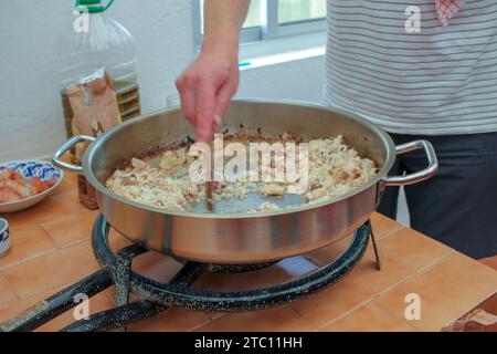 Gourmet-Genuss: Handgefertigte Tintenfisch-Tinte Paella in der Herstellung Stockfoto