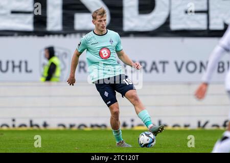 Sandhausen, Deutschland. Dezember 2023. Malte Karbstein (SVWM, 15), am Ball, Freisteller, Ganzkörper, Einzelbild, Einzelfoto, Aktion, 09.12.2023, Sandhausen (Deutschland), Fussball, 3. LIGA, SV SANDHAUSEN - SV WALDHOF MANNHEIM, DFB/DFL-VORSCHRIFTEN VERBIETEN DIE VERWENDUNG VON FOTOGRAFIEN ALS BILDSEQUENZEN UND/ODER QUASI-VIDEO. Quelle: dpa/Alamy Live News Stockfoto