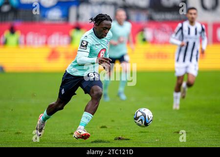 Sandhausen, Deutschland. Dezember 2023. Kennedy Onyedika Okpala (SVWM, 32), am Ball, Freisteller, Ganzkörper, Einzelbild, Einzelfoto, Aktion, 09.12.2023, Sandhausen (Deutschland), Fussball, 3. LIGA, SV SANDHAUSEN - SV WALDHOF MANNHEIM, DFB/DFL-VORSCHRIFTEN VERBIETEN DIE VERWENDUNG VON FOTOGRAFIEN ALS BILDSEQUENZEN UND/ODER QUASI-VIDEO. Quelle: dpa/Alamy Live News Stockfoto