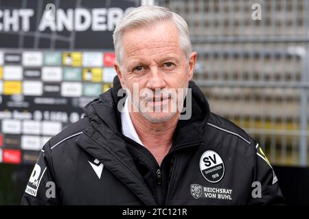 Sandhausen, Deutschland. Dezember 2023. Jens Keller (Trainer, Cheftrainer, SVS), Einzelbild, Einzelfoto, Aktion, Aktion, Porträt, Porträt, 09.12.2023, Sandhausen (Deutschland), Fussball, 3. LIGA, SV SANDHAUSEN - SV WALDHOF MANNHEIM, DFB/DFL-VORSCHRIFTEN VERBIETEN DIE VERWENDUNG VON FOTOGRAFIEN ALS BILDSEQUENZEN UND/ODER QUASI-VIDEO. Quelle: dpa/Alamy Live News Stockfoto