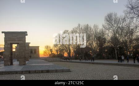 Wunderschöner Sonnenuntergang im Debod-Tempel in Madrid im Winter Stockfoto