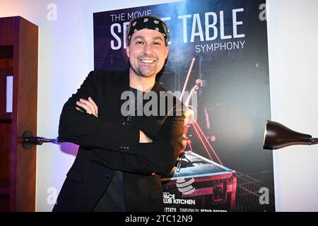 München, Deutschland. Dezember 2023. Der Musiker David Garrett posiert vor einem Poster bei der Feier des 100. Preises des Filmemachers Azzato im Hotel „The Charles“. Quelle: Felix Hörhager/dpa/Alamy Live News Stockfoto