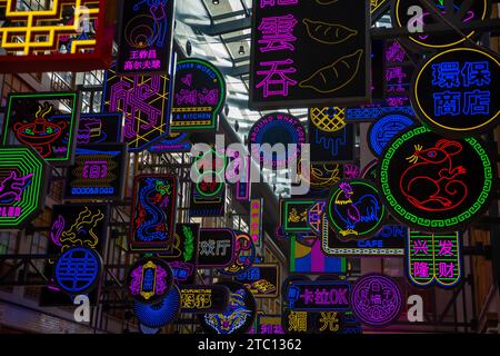 Dubai, VAE - 1. Dezember 2023. Chinatown Dubai Mall. Einzelhandel Shopping Holiday Street. Chinesische Lampen, Neonschilder auf den Gassen, großes Einkaufszentrum Stockfoto