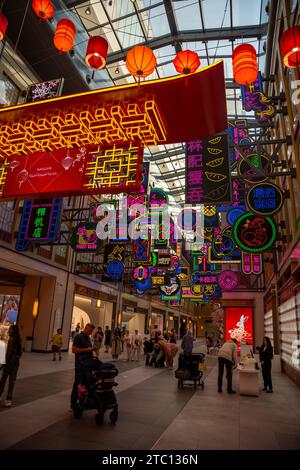 Dubai, VAE - 1. Dezember 2023. Chinatown Dubai Mall. Einzelhandel Shopping Holiday Street. Chinesische Lampen, Neonschilder auf den Gassen, großes Einkaufszentrum Stockfoto