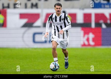 Sandhausen, Deutschland. Dezember 2023. Christoph Ehlich (SVS, 3), am Ball, Freisteller, Ganzkörper, Einzelbild, Einzelfoto, Aktion, 09.12.2023, Sandhausen (Deutschland), Fussball, 3. LIGA, SV SANDHAUSEN - SV WALDHOF MANNHEIM, DFB/DFL-VORSCHRIFTEN VERBIETEN DIE VERWENDUNG VON FOTOGRAFIEN ALS BILDSEQUENZEN UND/ODER QUASI-VIDEO. Quelle: dpa/Alamy Live News Stockfoto