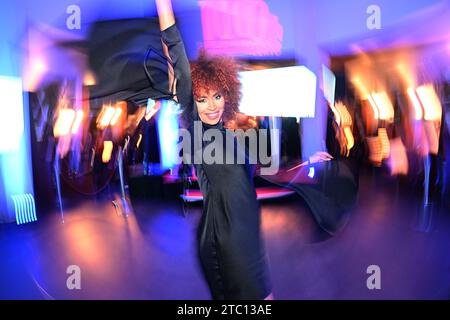 München, Deutschland. Dezember 2023. Diana Schneider, Schauspielerin und Sängerin, tanzt bei der Feier des 100. Preises des Filmemachers Azzato im Hotel „The Charles“. Quelle: Felix Hörhager/dpa/Alamy Live News Stockfoto