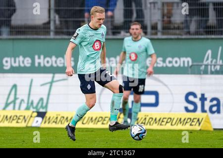 Sandhausen, Deutschland. Dezember 2023. Julian Rieckmann (SVWM, 21), am Ball, Freisteller, Ganzkörper, Einzelbild, Einzelfoto, Aktion, 09.12.2023, Sandhausen (Deutschland), Fussball, 3. LIGA, SV SANDHAUSEN - SV WALDHOF MANNHEIM, DFB/DFL-VORSCHRIFTEN VERBIETEN DIE VERWENDUNG VON FOTOGRAFIEN ALS BILDSEQUENZEN UND/ODER QUASI-VIDEO. Quelle: dpa/Alamy Live News Stockfoto