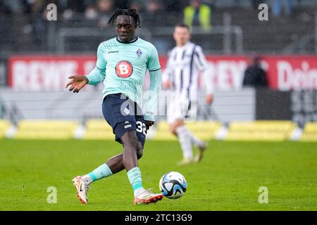 Sandhausen, Deutschland. Dezember 2023. Kennedy Onyedika Okpala (SVWM, 32), am Ball, Freisteller, Ganzkörper, Einzelbild, Einzelfoto, Aktion, 09.12.2023, Sandhausen (Deutschland), Fussball, 3. LIGA, SV SANDHAUSEN - SV WALDHOF MANNHEIM, DFB/DFL-VORSCHRIFTEN VERBIETEN DIE VERWENDUNG VON FOTOGRAFIEN ALS BILDSEQUENZEN UND/ODER QUASI-VIDEO. Quelle: dpa/Alamy Live News Stockfoto