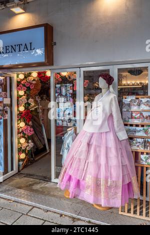 Traditionelle koreanische Hanbok-Kleider werden am 4. November 2023 für Touristen ausgestellt, die die südkoreanische Hauptstadt Seoul besuchten Stockfoto