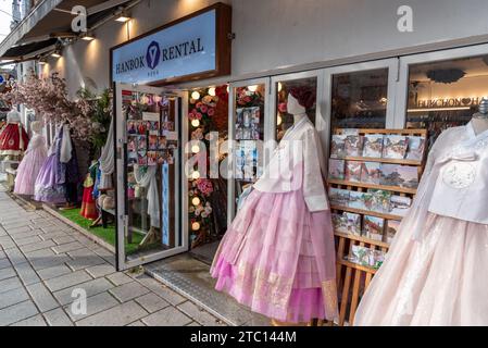 Traditionelle koreanische Hanbok-Kleider werden am 4. November 2023 für Touristen ausgestellt, die die südkoreanische Hauptstadt Seoul besuchten Stockfoto