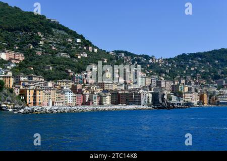 Panorama der Burg della Dragonara und der Basilika Santa Maria Assunta. Farbenfrohe Gebäude in der Nähe des ligurischen Meeresstrandes von Bagni Lido in Camogli, Italien. Stockfoto