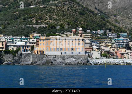 Blick auf den kleinen Seehafen im Viertel Nervi (Porticciolo di Nervi) in Genua, Italien. Stockfoto
