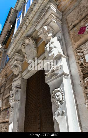 Genua, Italien - 31. Juli 2022: Zwei Telamons am Eingang zum Lercari-Parodi-Palast (Palazzo Franco Lercari) in der Via Garibaldi in Genua, Italien Stockfoto