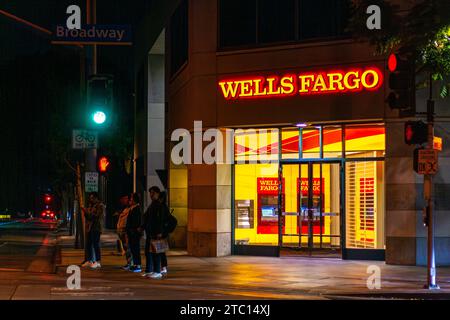 Eine Filiale der Wells Fargo Bank in Santa Monica, Kalifornien, nachts Stockfoto