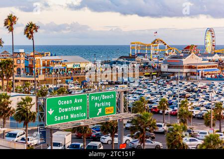 Blick aus der Vogelperspektive auf den Santa Monica Pier, Santa Monica, Kalifornien, mit Achterbahn und Riesenrad im Pacific Park Stockfoto