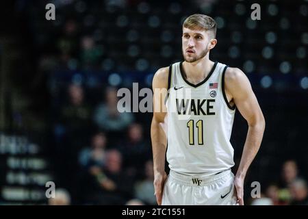 9. Dezember 2023: Wake Forest Demon Deacons Stürmer Andrew Carr (11) während der ersten Halbzeit gegen die N.J.I.T Highlanders im NCAA Basketball Matchup im LJVM Coliseum in Winston-Salem, NC. (Scott Kinser/CSM) Stockfoto