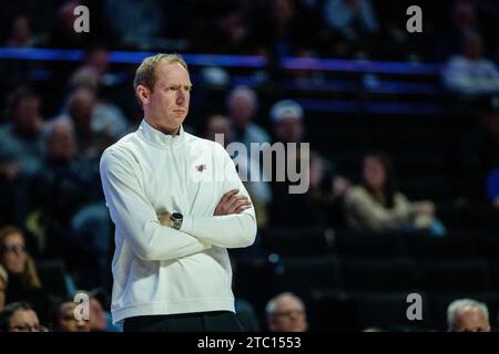 9. Dezember 2023: N.J.I.T Highlanders Head Coach Grant Billmeier während der ersten Halbzeit gegen die Wake Forest Demon Deacons im NCAA Basketball Matchup im LJVM Coliseum in Winston-Salem, NC. (Scott Kinser/CSM) Stockfoto