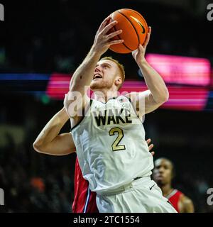 9. Dezember 2023: Wake Forest Demon Deacons schützen Cameron Hildreth (2) schießt während der ersten Halbzeit gegen die N.J.I.T Highlanders im NCAA Basketball Matchup im LJVM Coliseum in Winston-Salem, NC. (Scott Kinser/CSM) Stockfoto