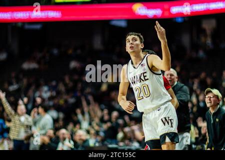 9. Dezember 2023: Wake Forest Demon Deacons Guard Parker Friedrichsen (20) feiert im NCAA Basketball Matchup im LJVM Coliseum in Winston-Salem, NC, einen Dreipunktkorb gegen die N.J.I.T Highlanders. (Scott Kinser/CSM) Stockfoto