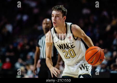 9. Dezember 2023: Wake Forest Demon Deacons schützen Parker Friedrichsen (20) mit dem Ball gegen die N.J.I.T Highlanders im NCAA Basketball Matchup im LJVM Coliseum in Winston-Salem, NC. (Scott Kinser/CSM) Stockfoto